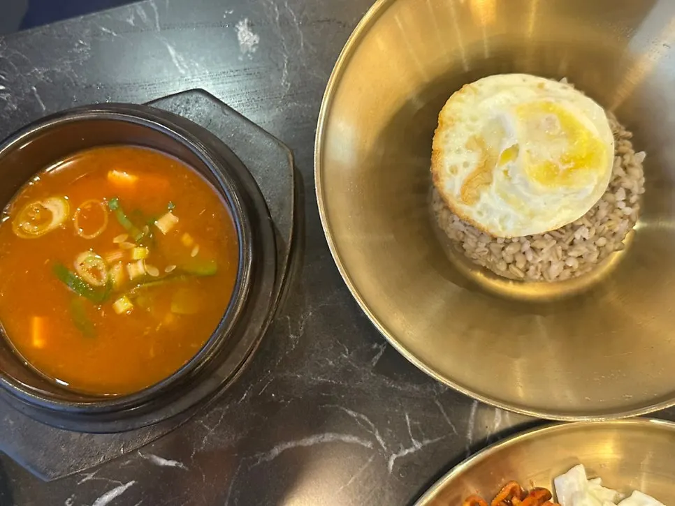 Panci tanah berisi mugeunji cheonggukjang