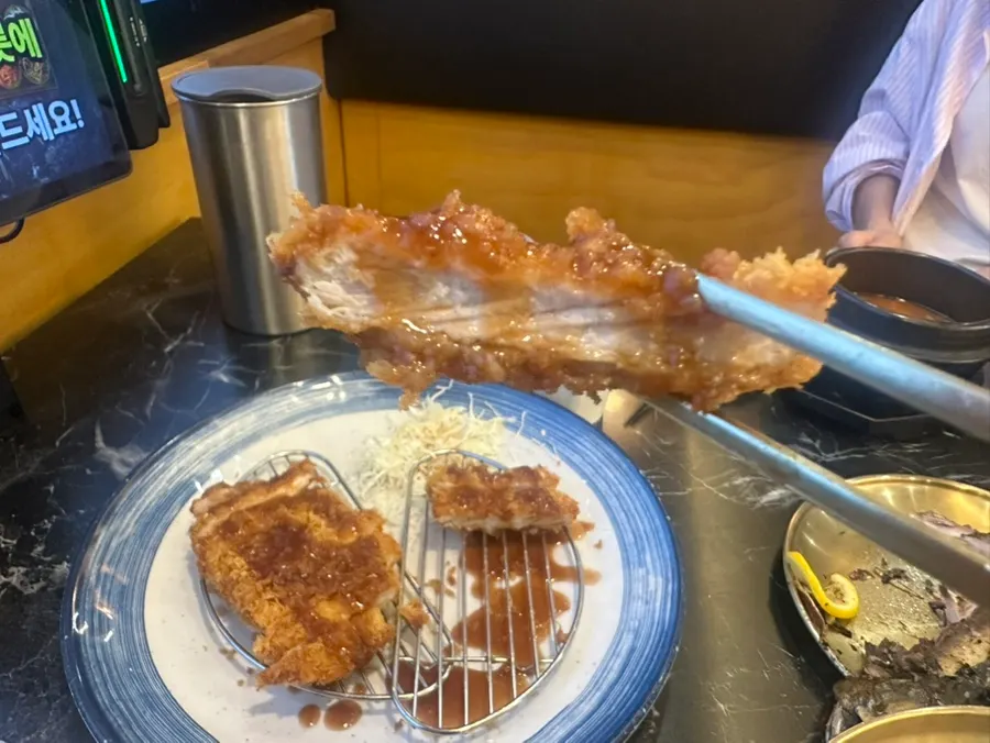 Satu set mugeunji cheonggukjang, nasi jelai, dan pork cutlet