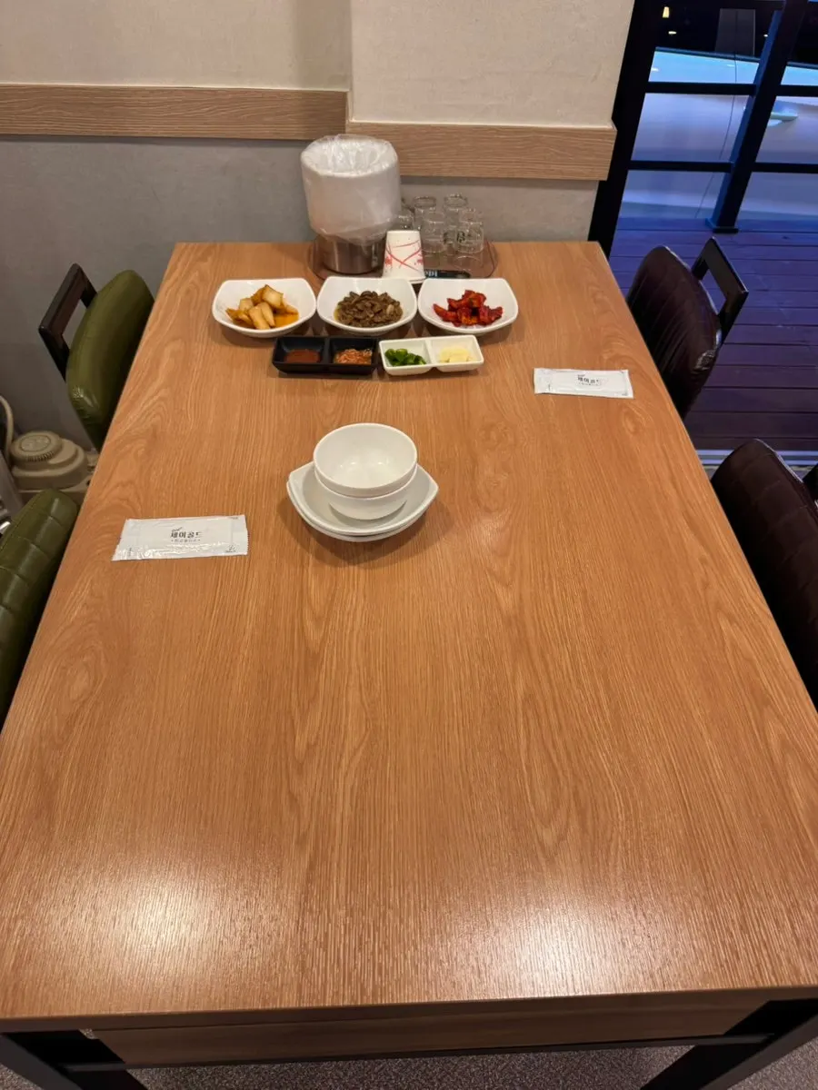Basic side dishes served with the jokbal meal