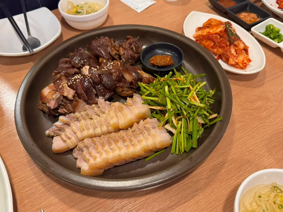 Jokbo Set with warm jokbal and bossam