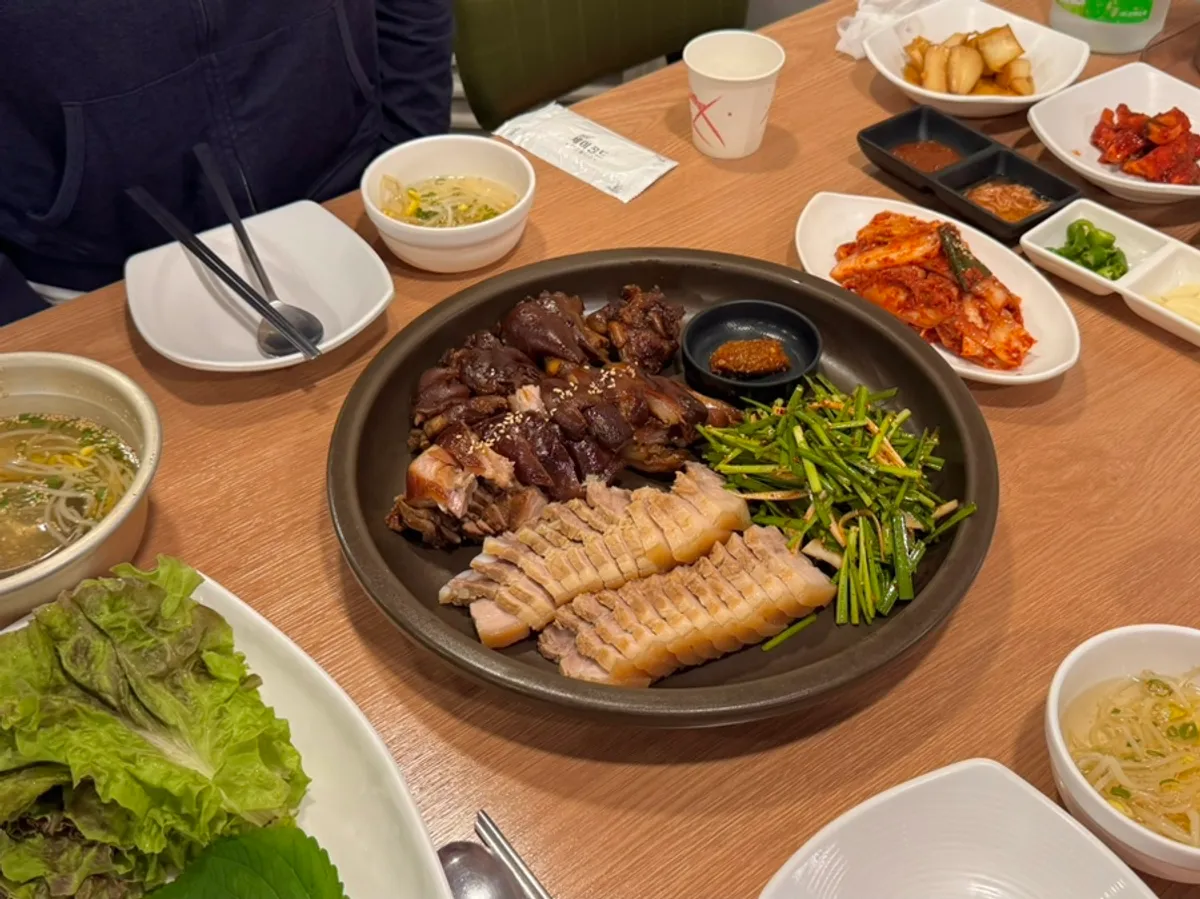 A glossy plate of warm jokbal