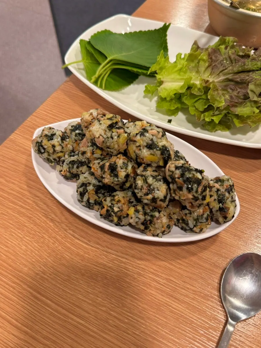 Jumeok Jokbap with flying-fish roe and jokbal topping
