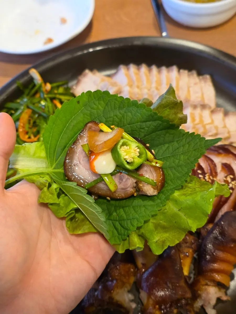 상추와 깻잎으로 싼 족발쌈