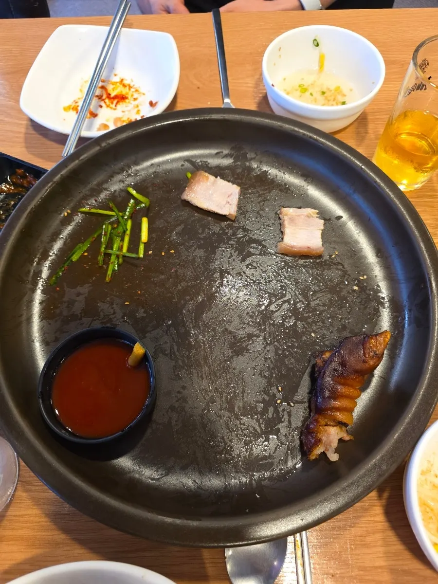 족발과 소맥을 곁들인 저녁 식사