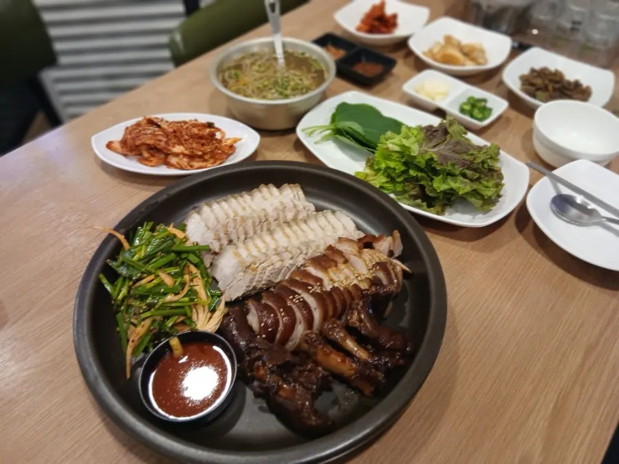 쫀득한 껍질이 보이는 족발 단면