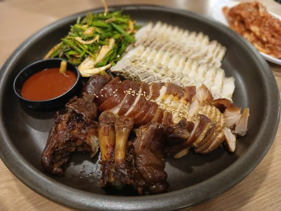 도톰하게 썰린 보쌈 고기 접시