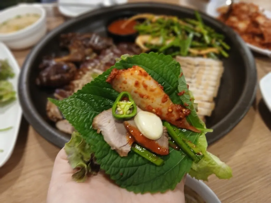 보쌈에 겉절이 김치를 올린 한입