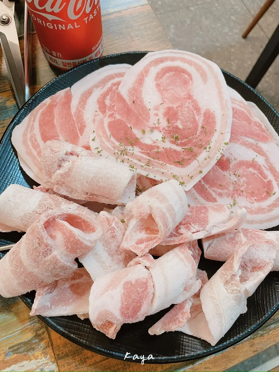 Ordered flower-cut and frozen sliced pork belly