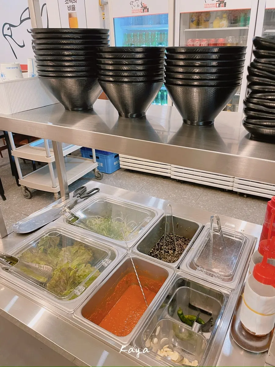 Covered food containers at the self-service bar