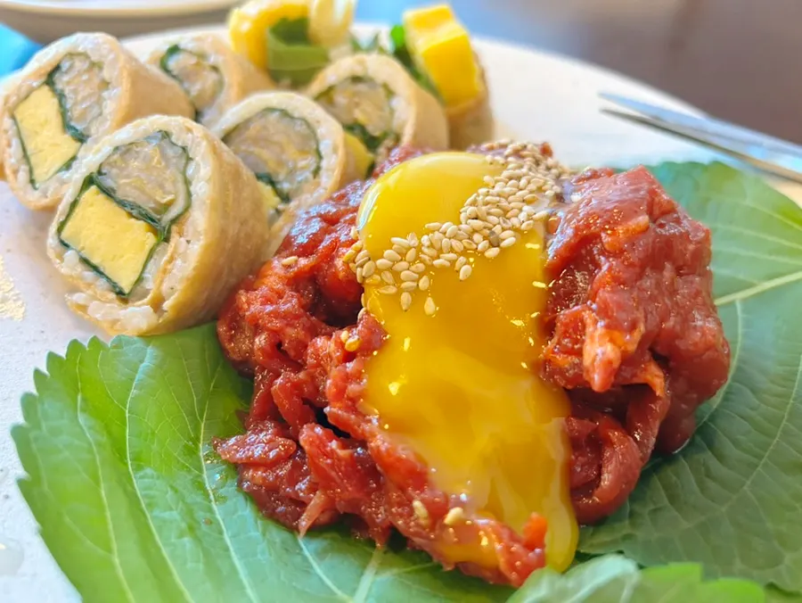 How the gochujang yukhoe with yubu rolls is composed at Usul
