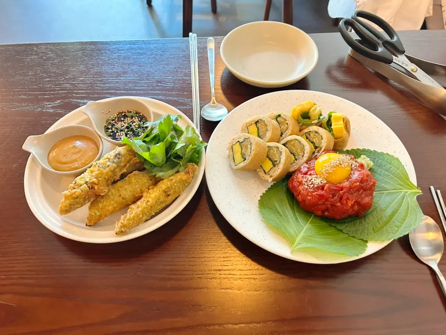 Gochujang yukhoe paired with hot fritters
