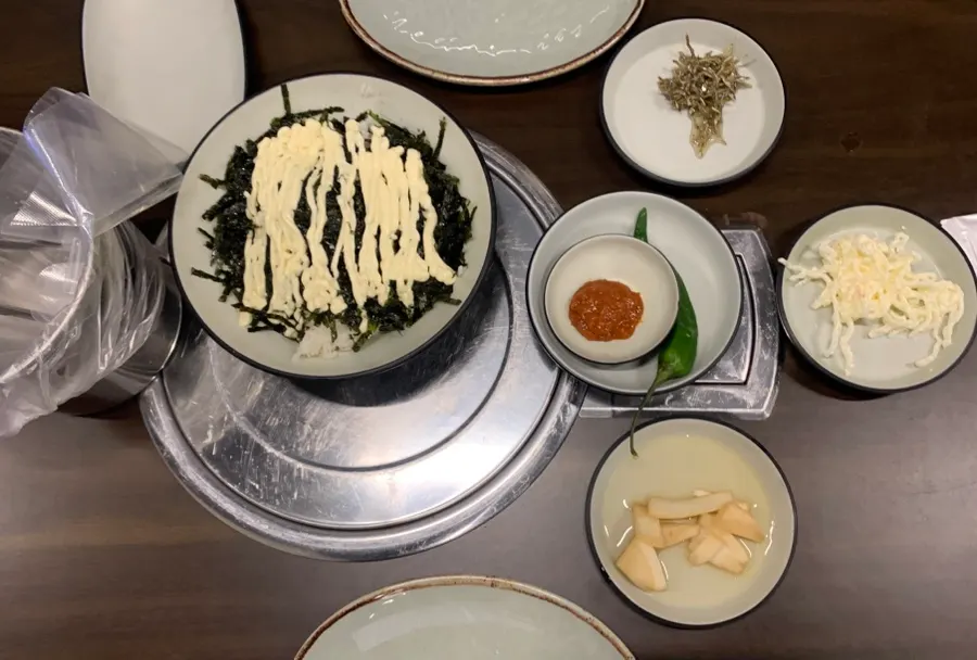 뼈구이 반반 주문 메뉴 상차림