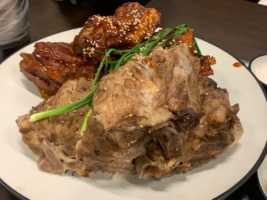 소금맛과 매콤한 맛 뼈구이 반반