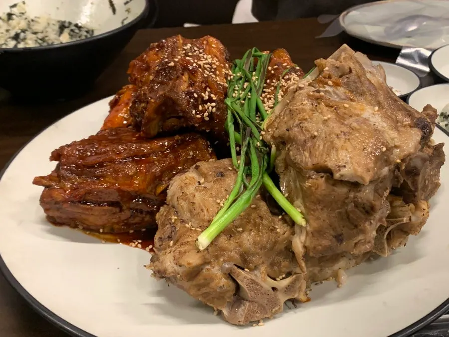 숯불 뼈구이 반반 메뉴 모습