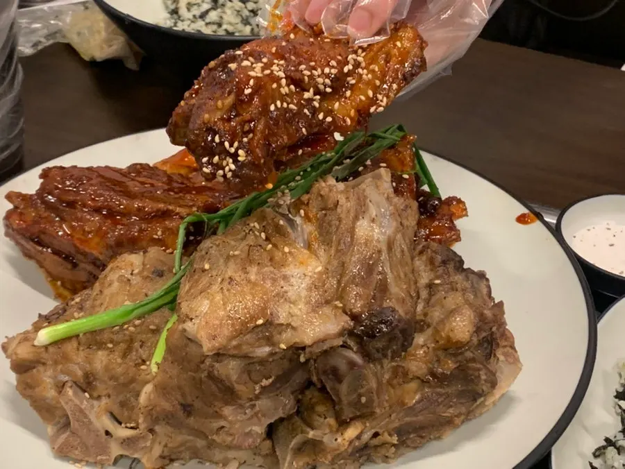 연암숯불뼈구이 반반 식사 모습