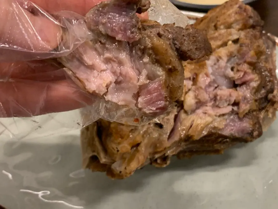 부드럽게 발리는 뼈구이 살코기
