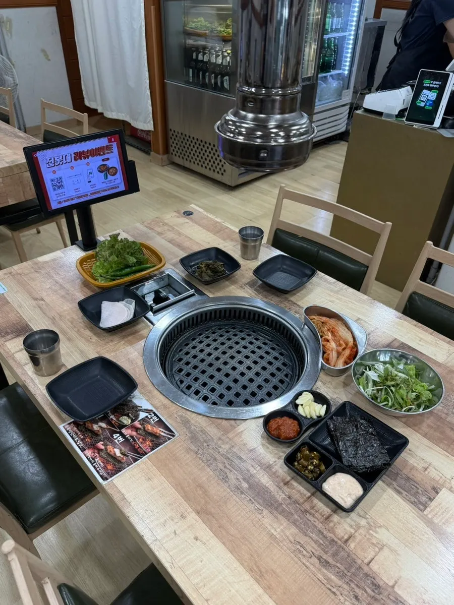 예약 세팅된 전봇대 숯불 오겹 테이블
