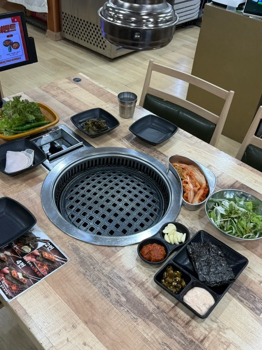 예약석과 곁들임 메뉴 테이블