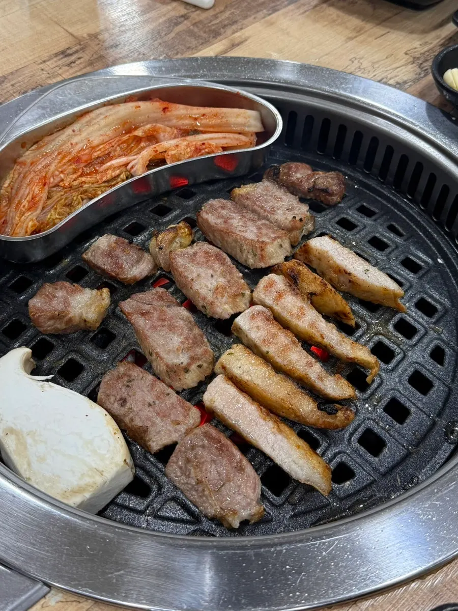 초벌한 숯불 돼지 한 판
