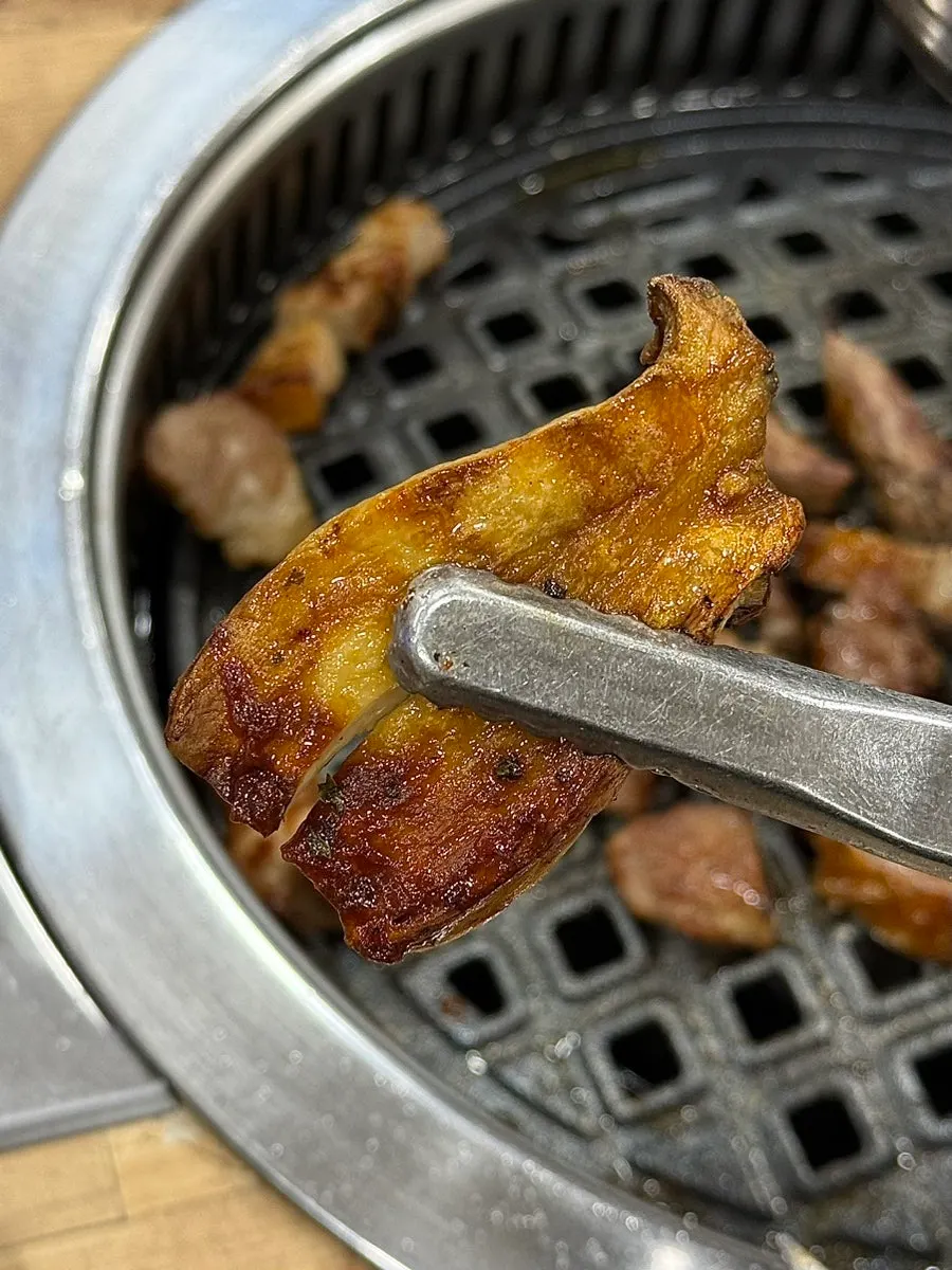 고기 기름을 입힌 구운 버섯