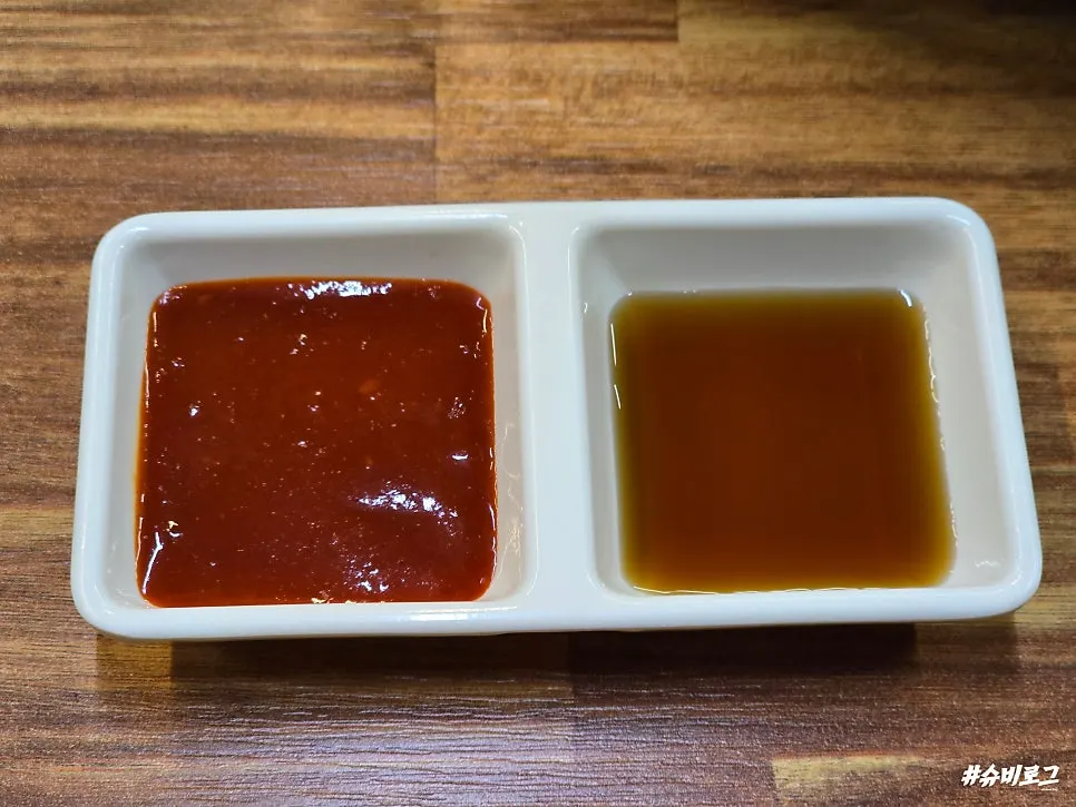 Vajilla y salsas en la mesa para la olla de almejas