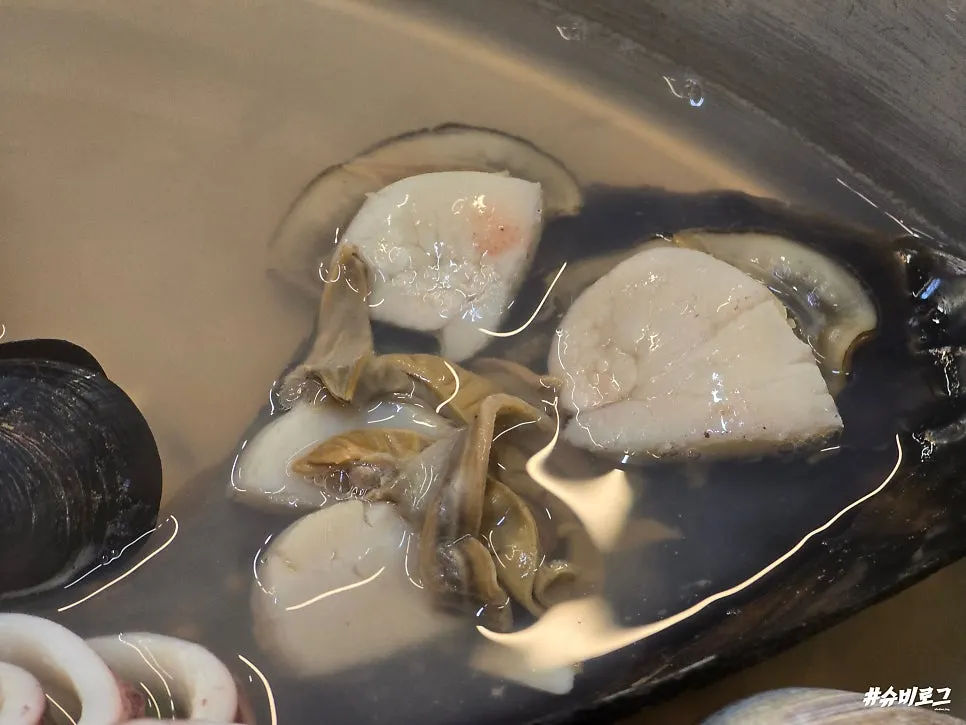 Abulón preparado y olla de almejas