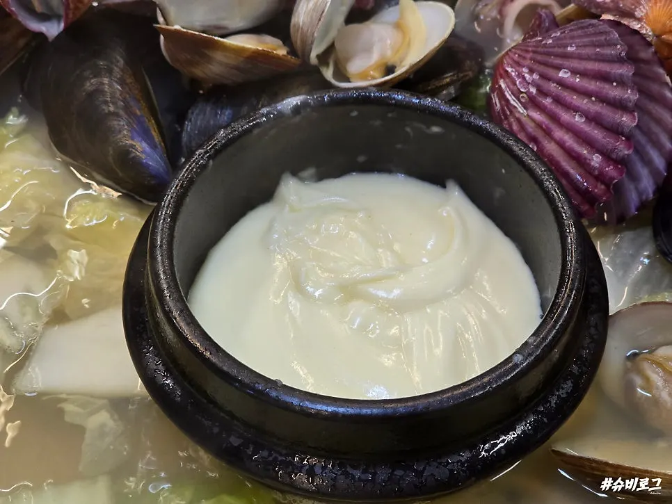Queso y verduras en una cazuelita de barro