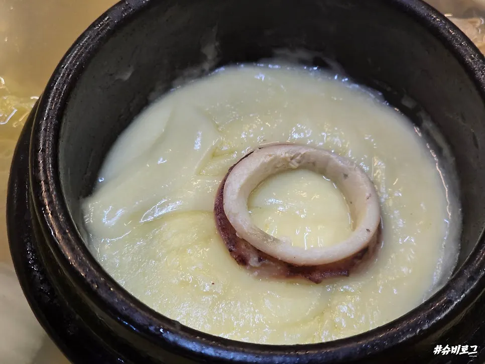 Cazuelita de barro con queso fundido que se estira