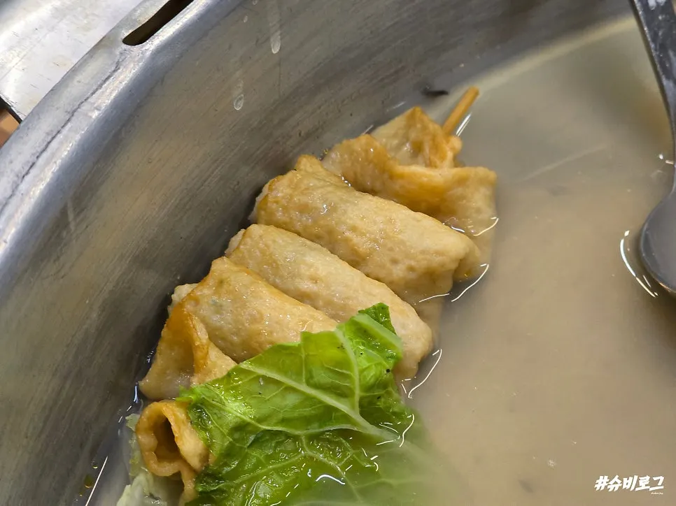 Pastel de pescado impregnado de caldo y olla de almejas