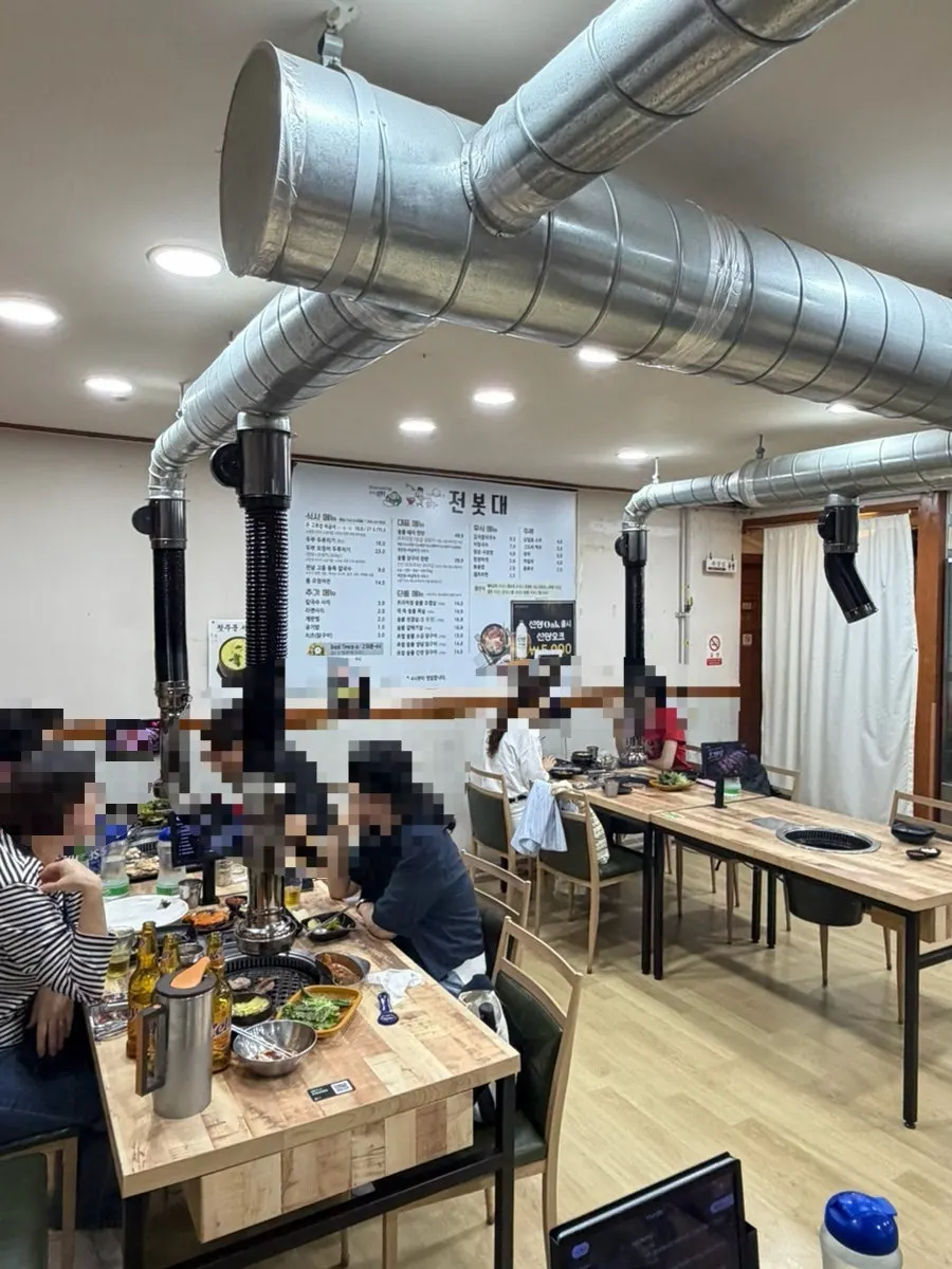 정겨운 분위기의 전봇대 홀 테이블