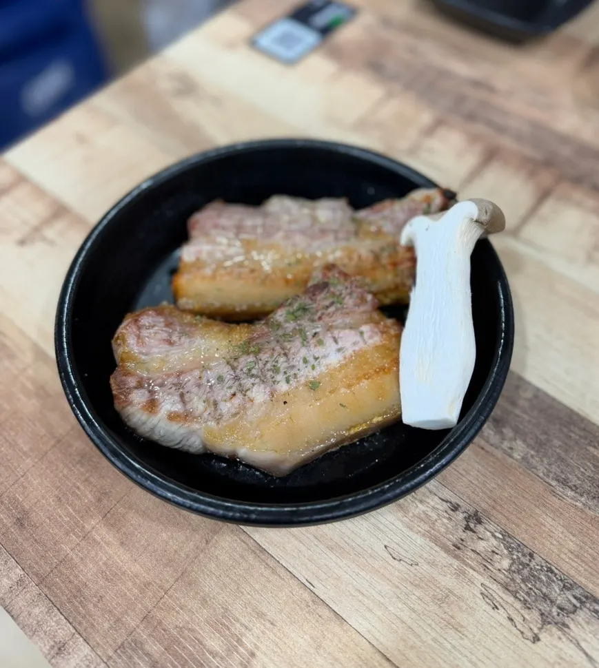 초벌되어 나온 프리미엄 숯불 오겹살 2인분