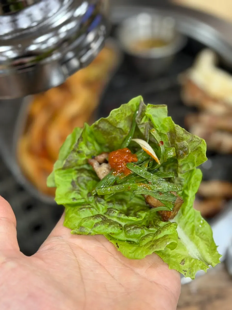 구운 김에 싸 먹는 오겹살 한 점