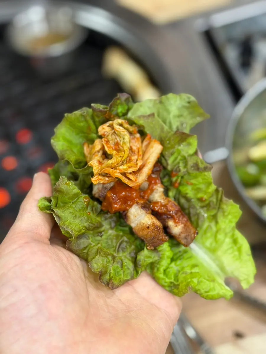 쌈채소에 싸 먹는 숯불 오겹살