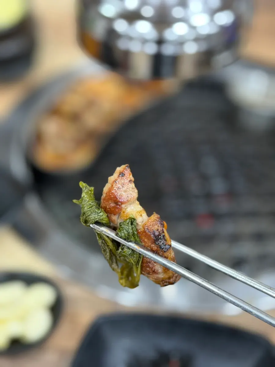 껍질이 쫄깃한 담백한 오겹살 단면
