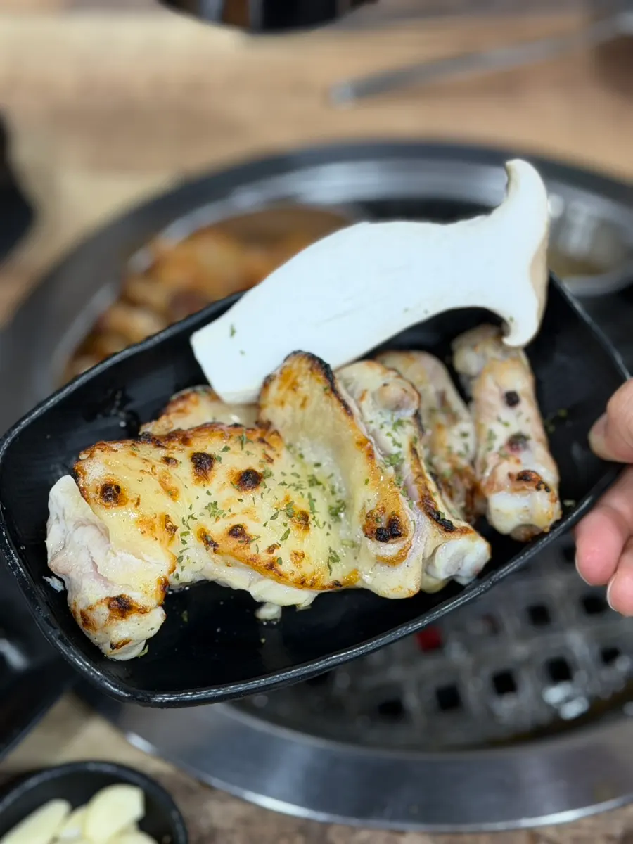 초벌 숯불 소금 닭구이 한 접시