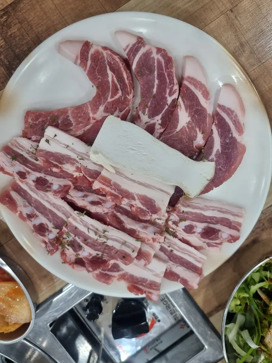 목살과 생삼겹살 한 근 고기 접시