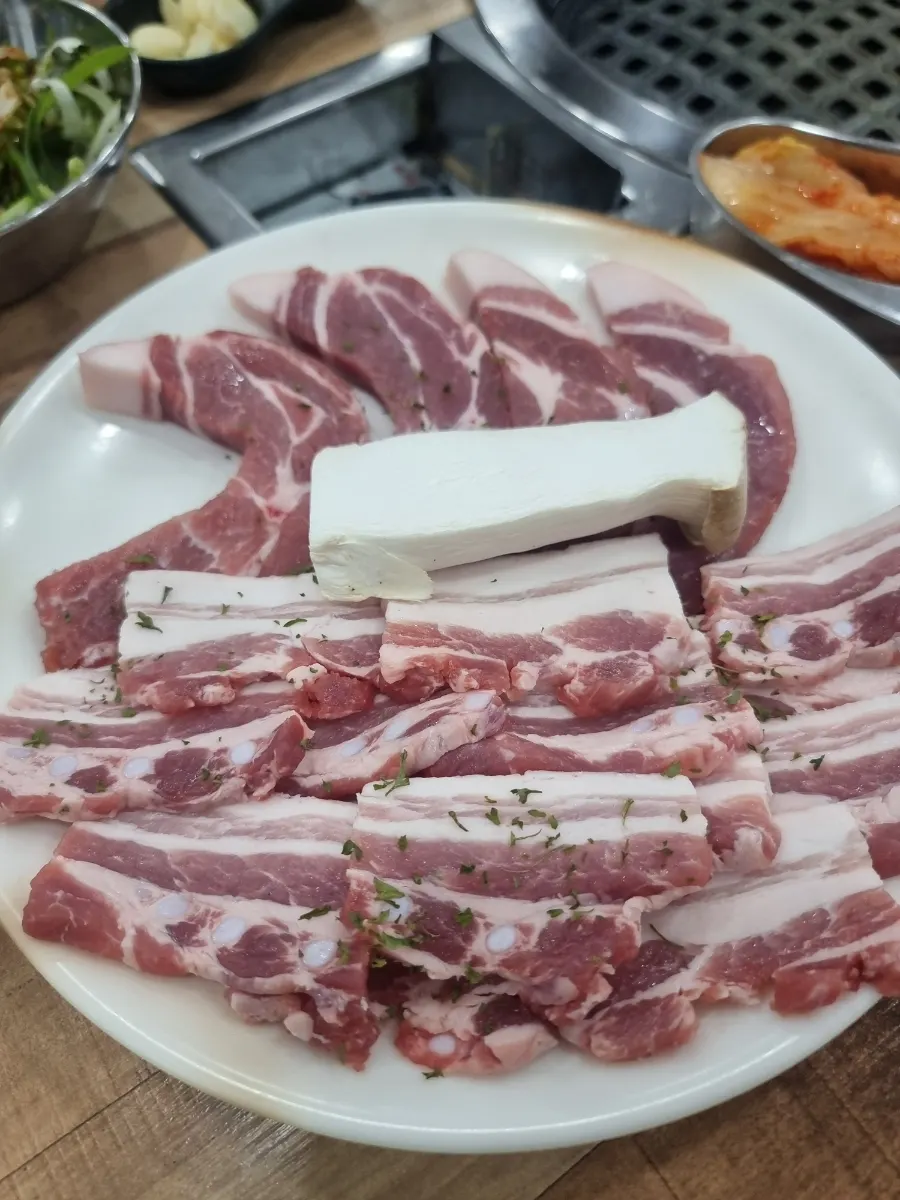 한 근 메뉴로 나온 생고기 클로즈업