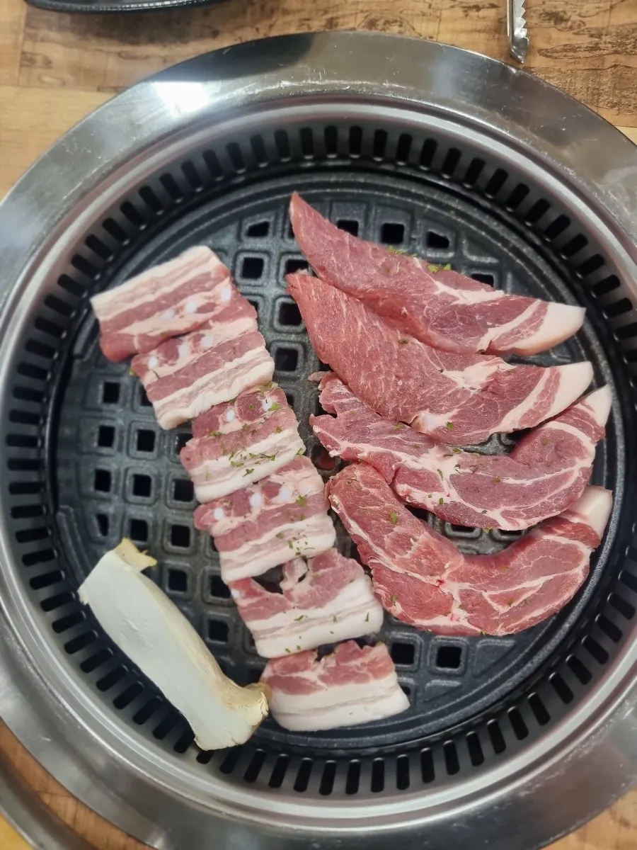 이른 저녁 손님으로 찬 매장 내부