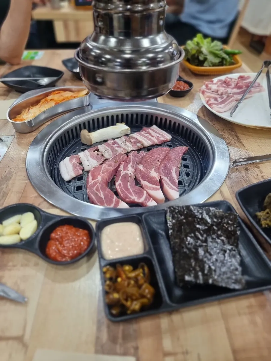 숯불 화로가 놓인 테이블