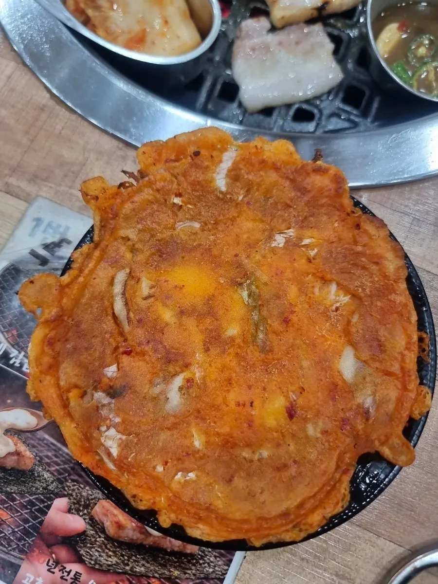 숯불 불판에 올린 삼겹살과 김치, 멜젓