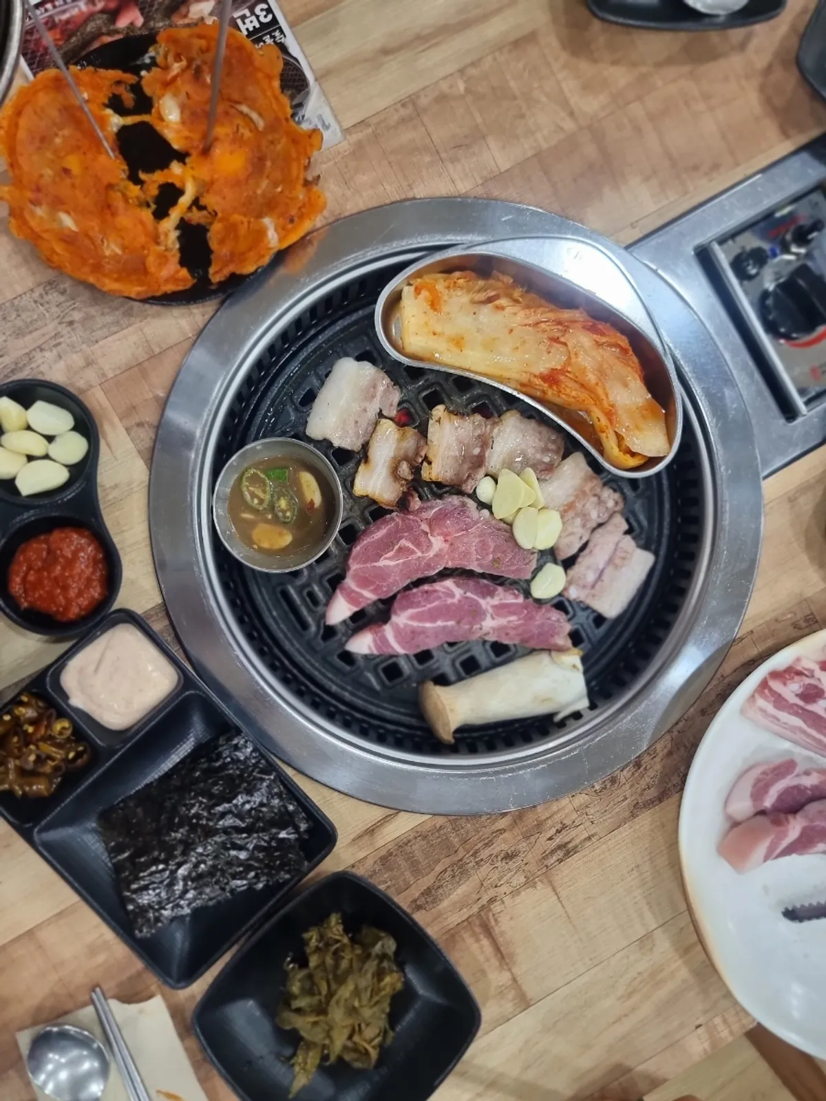사전 안주로 나온 계란찜과 김치전