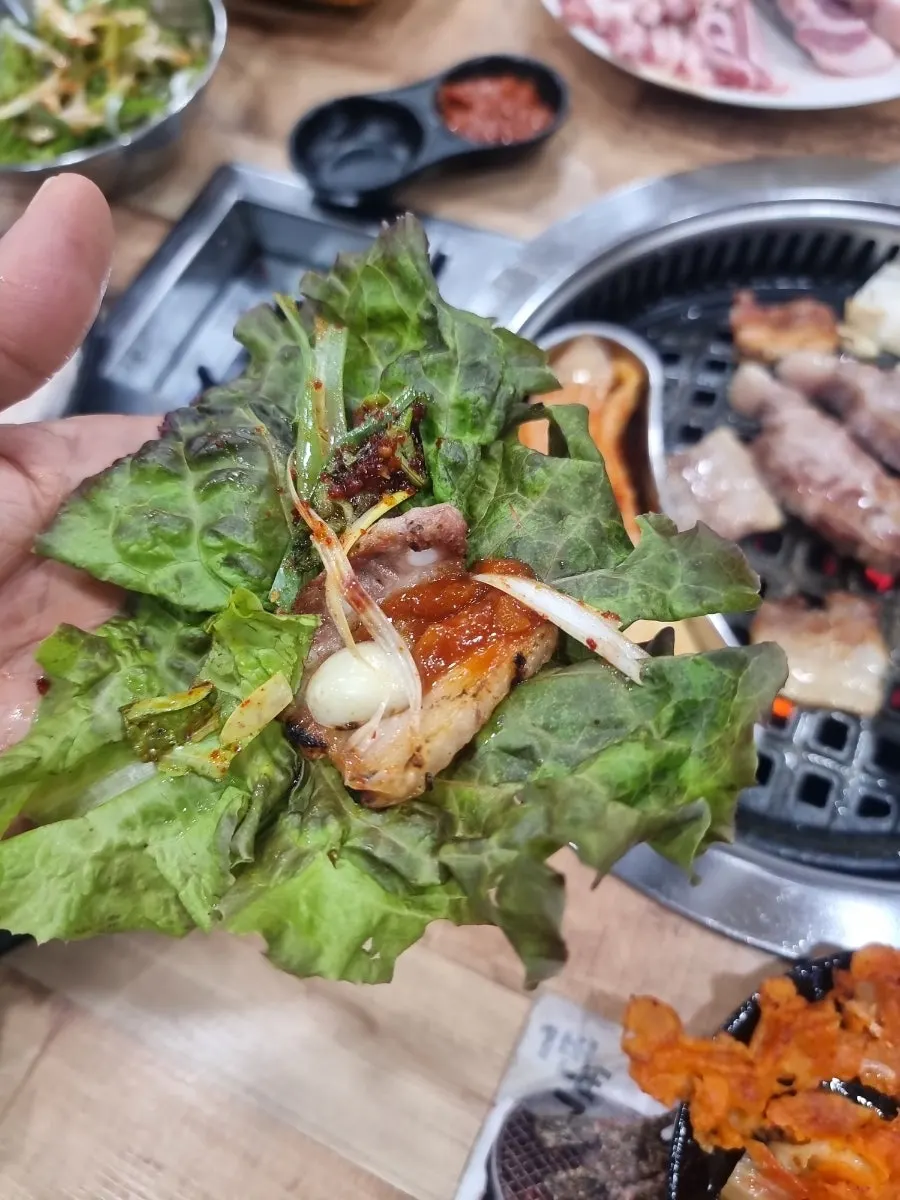 갓 구워 나온 김치전