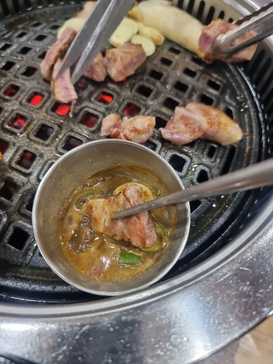 구운 김에 삼겹살과 명란마요를 올린 쌈