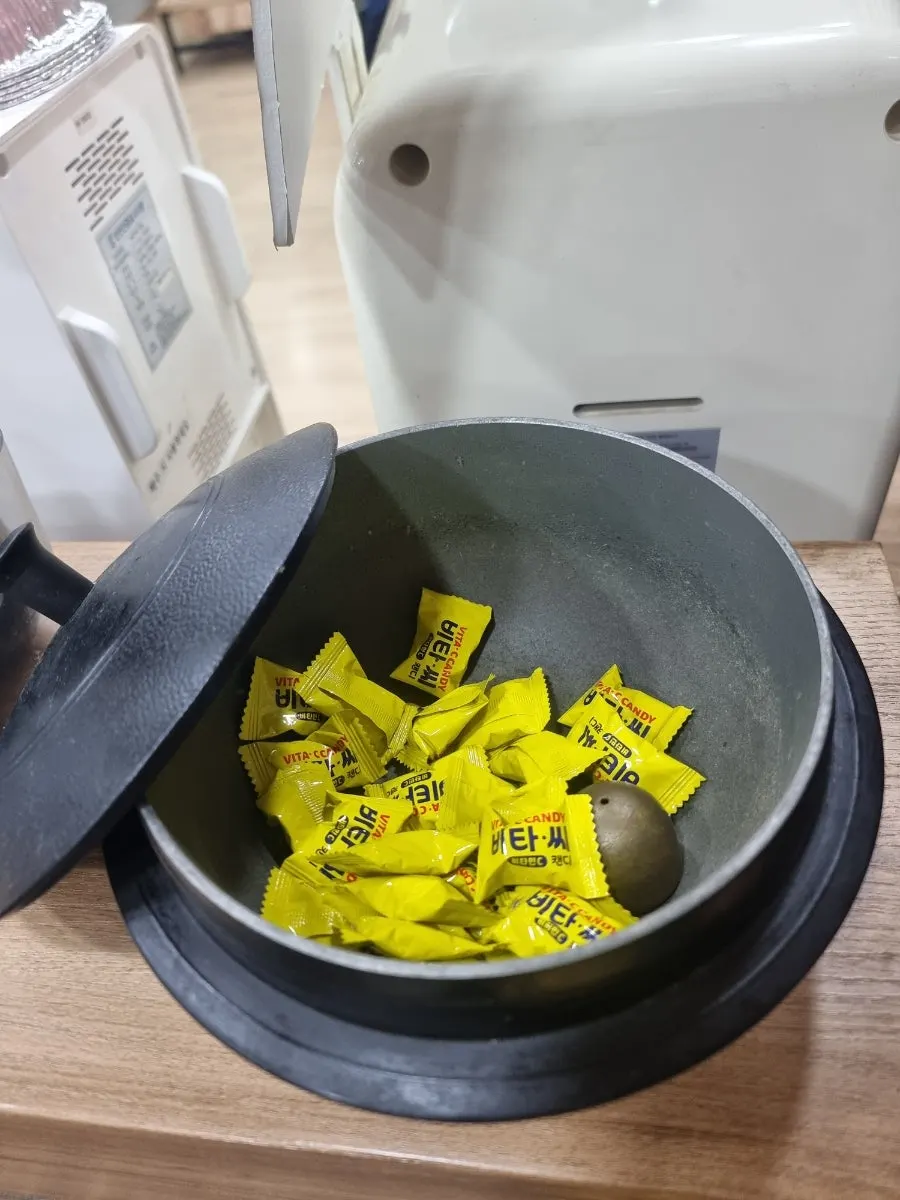 후식 믹스커피와 사탕 코너