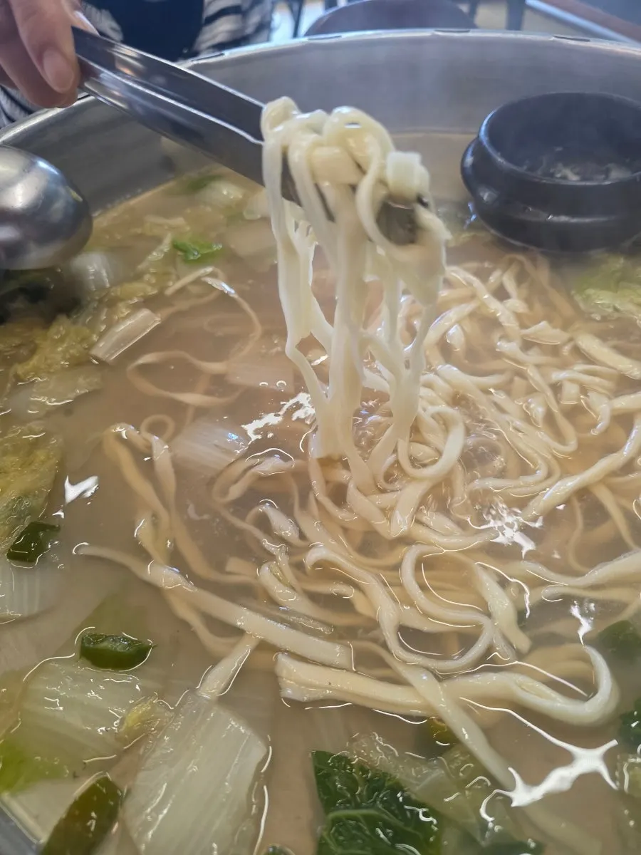 조개 국물에 끓인 칼국수