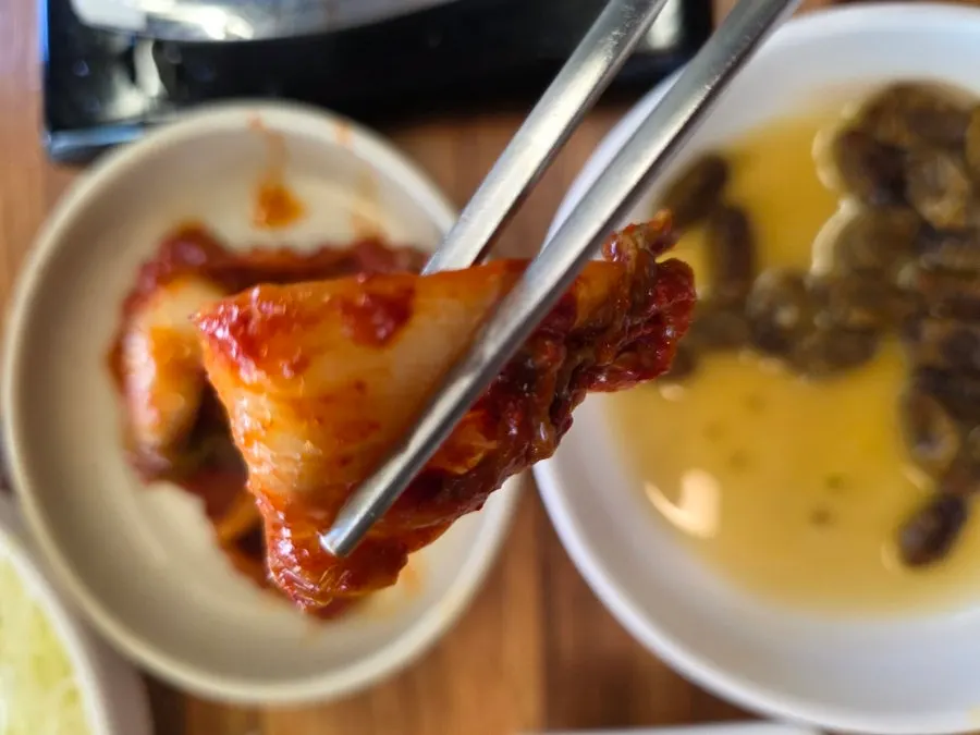 칼국수와 매콤한 김치