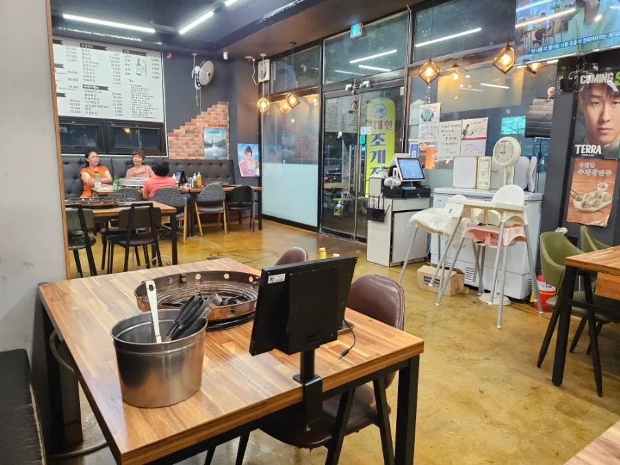 Tables inside Widaehan Jogae Jeongol