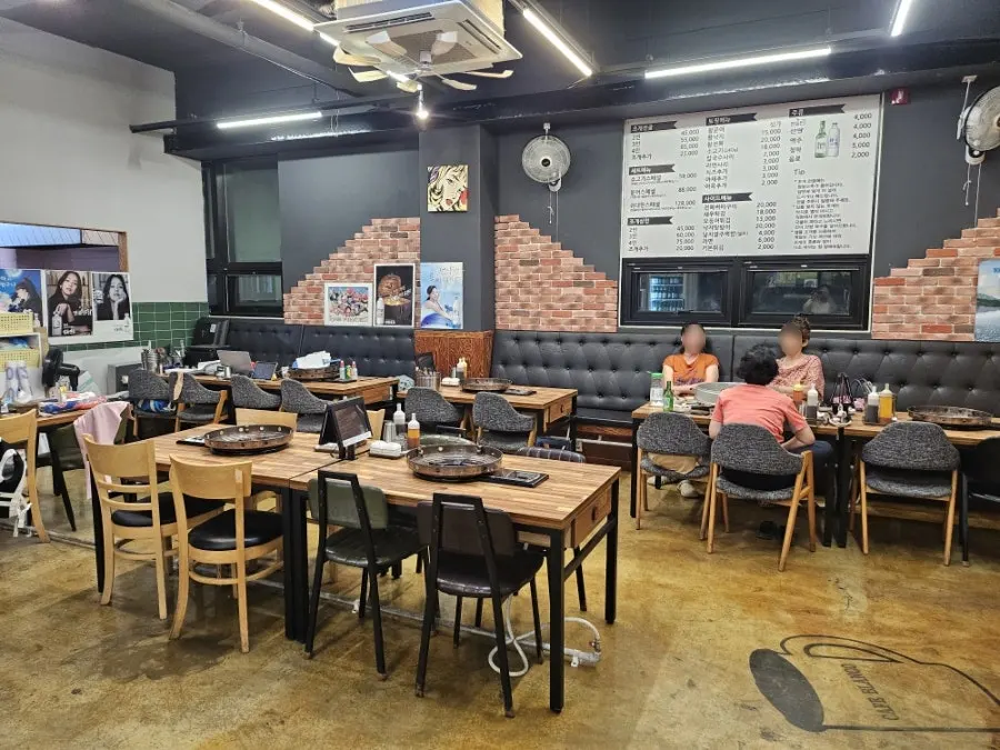 Spacious interior of Widaehan Jogae Jeongol