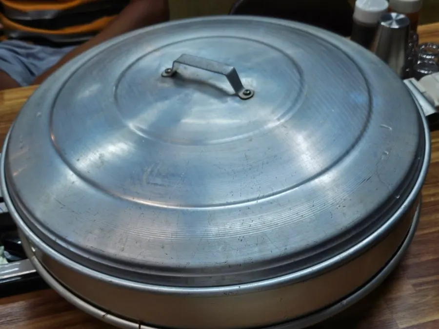 Two-person clam hot pot served in a steamer
