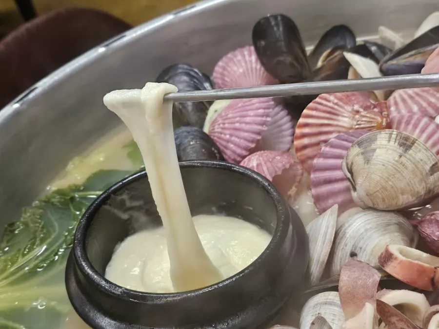 Flavorful cheese clam hot pot